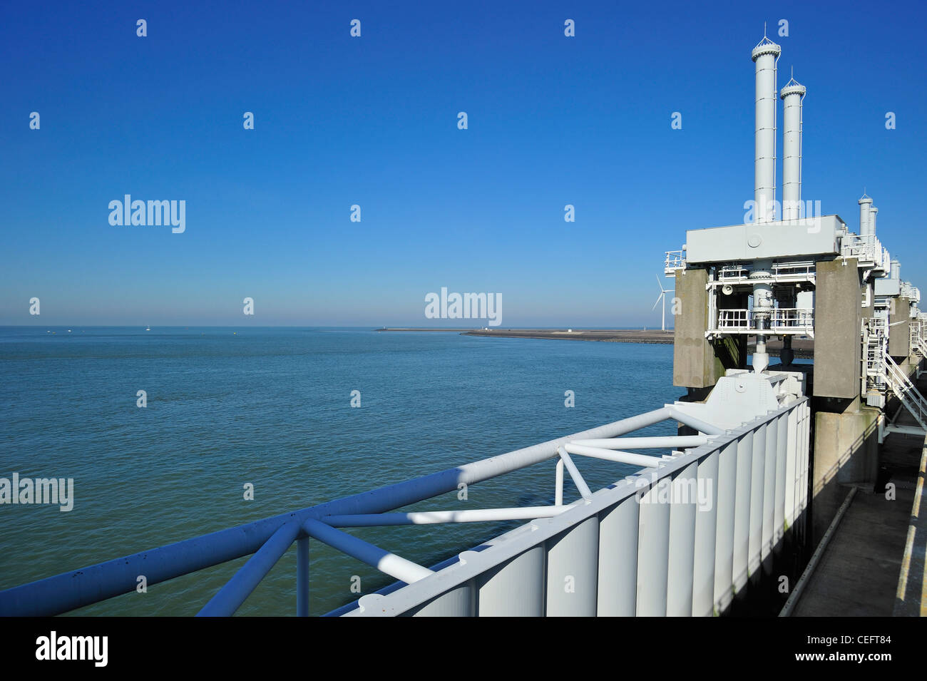 Storm flood barrier / Oosterscheldekering / Schelda orientale mareggiata barriera a Neeltje-reimerswaal Jans, Paesi Bassi Foto Stock