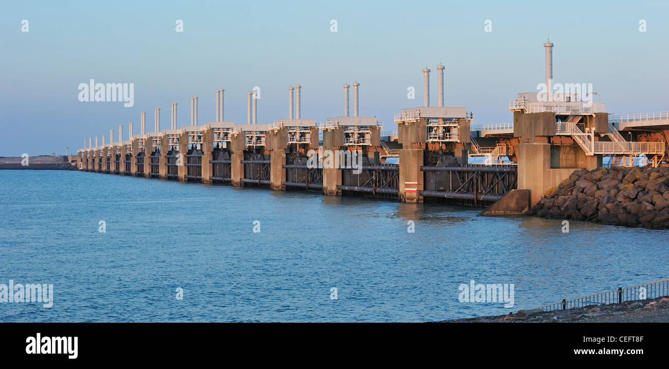 Storm flood barrier / Oosterscheldekering / Schelda orientale mareggiata barriera a Neeltje-reimerswaal Jans, Paesi Bassi Foto Stock