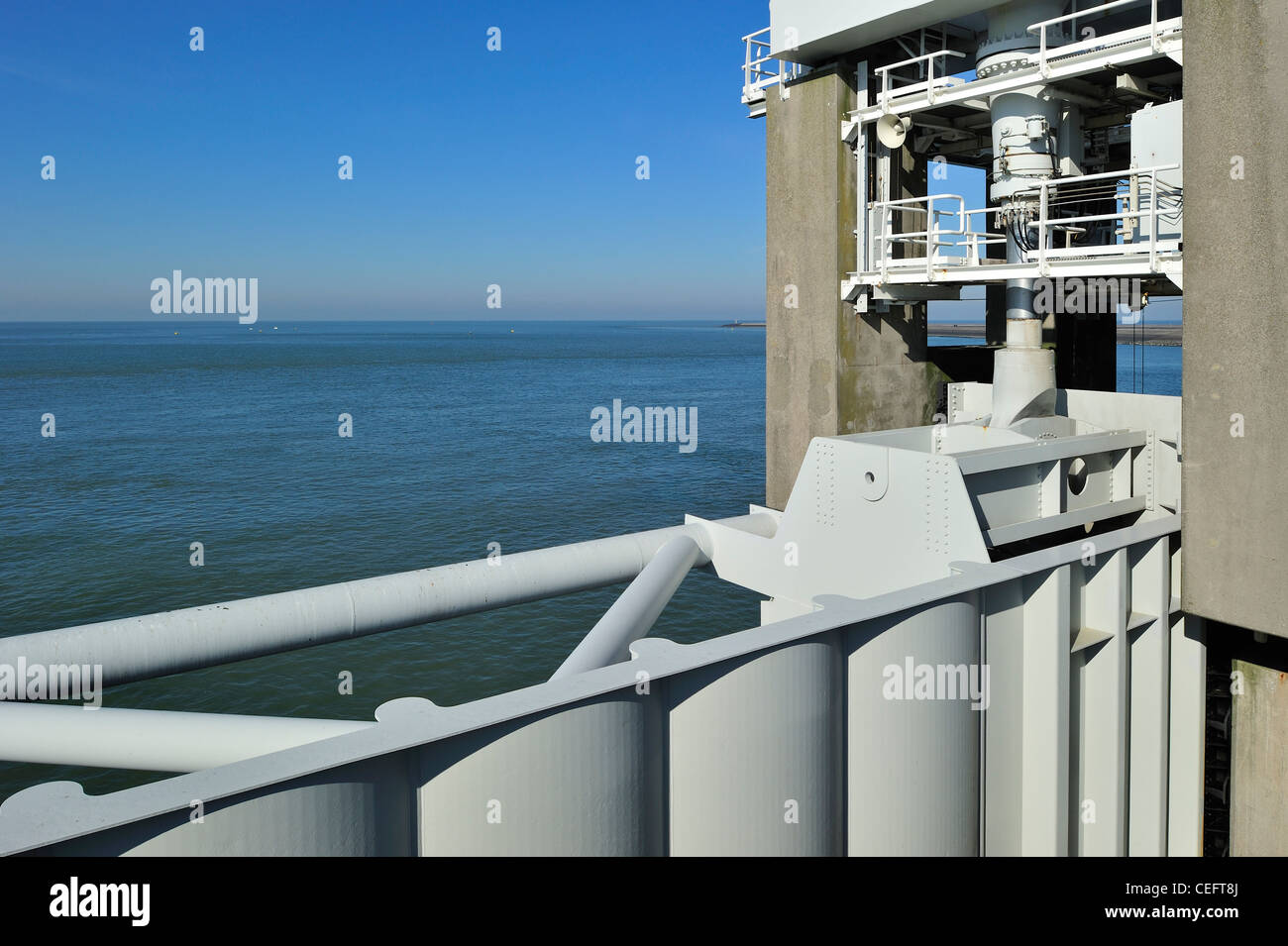 Storm flood barrier / Oosterscheldekering / Schelda orientale mareggiata barriera a Neeltje-reimerswaal Jans, Paesi Bassi Foto Stock