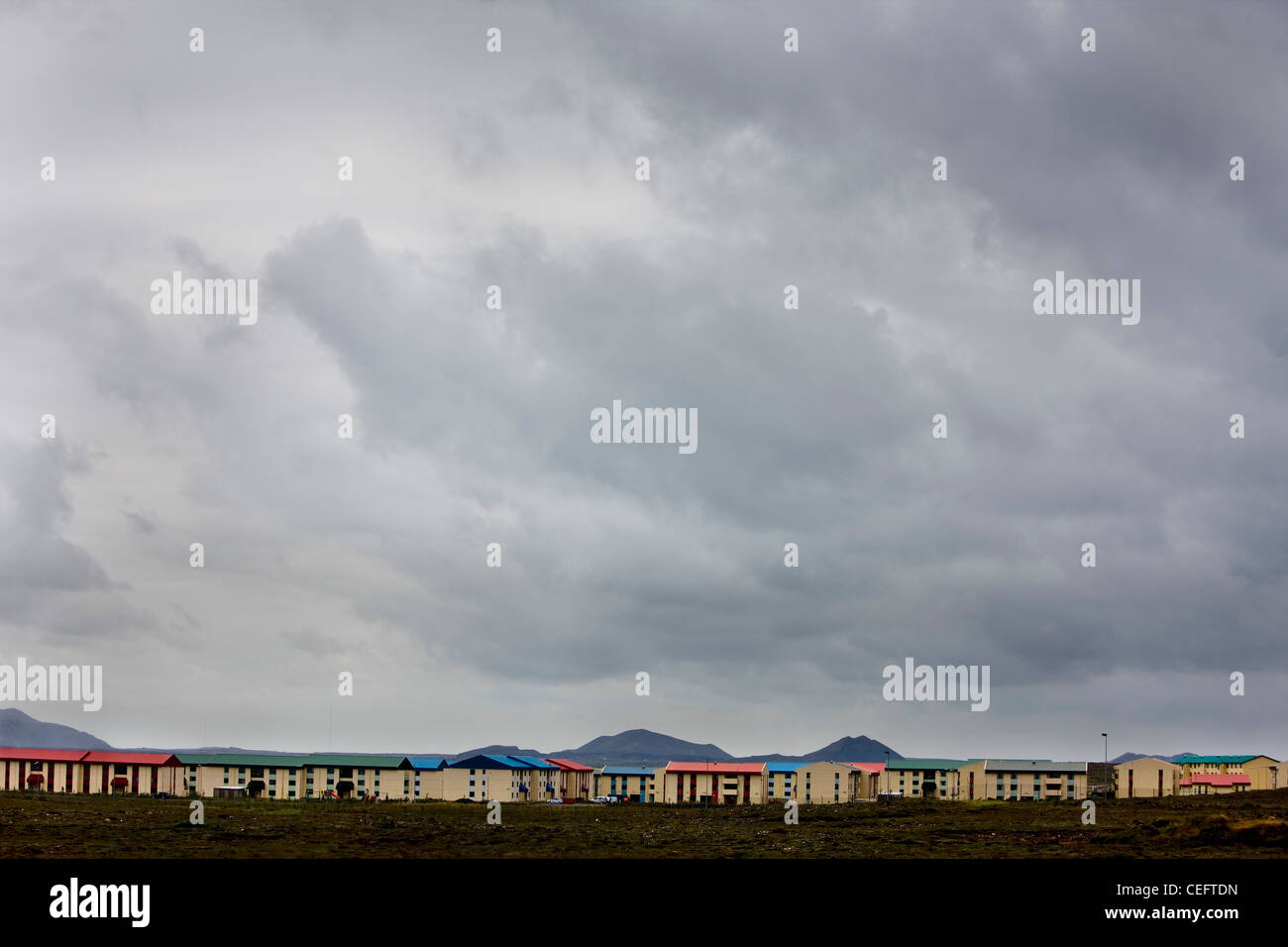 Alloggiamento vicino all'Aeroporto Internazionale di Keflavik sulla penisola di Reykjanes, un drammatico lunare di lava di tipo orizzontale, Foto Stock