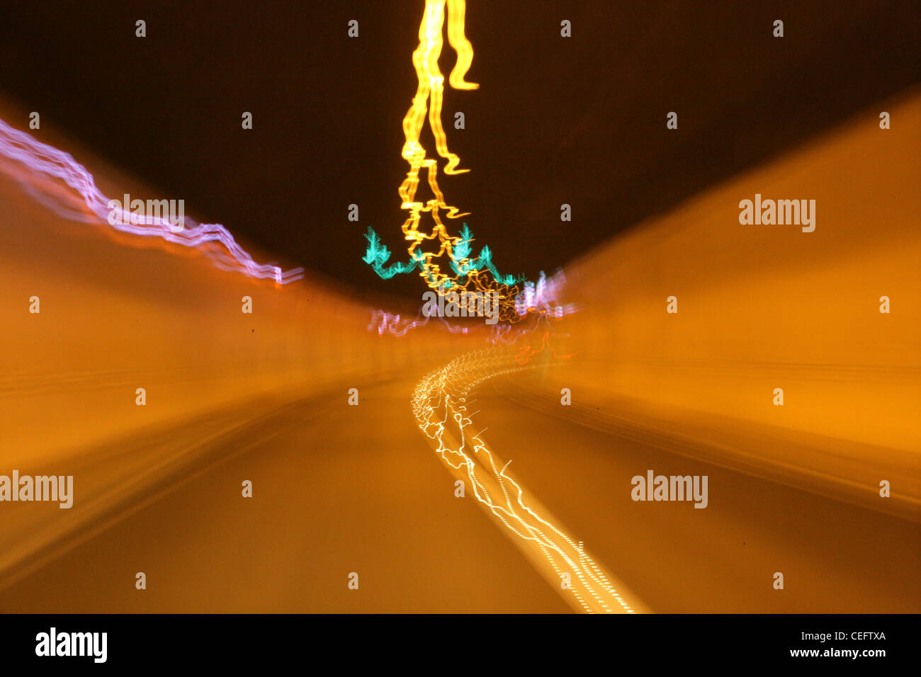 Passando attraverso un tunnel mentre si guida abstract Foto Stock