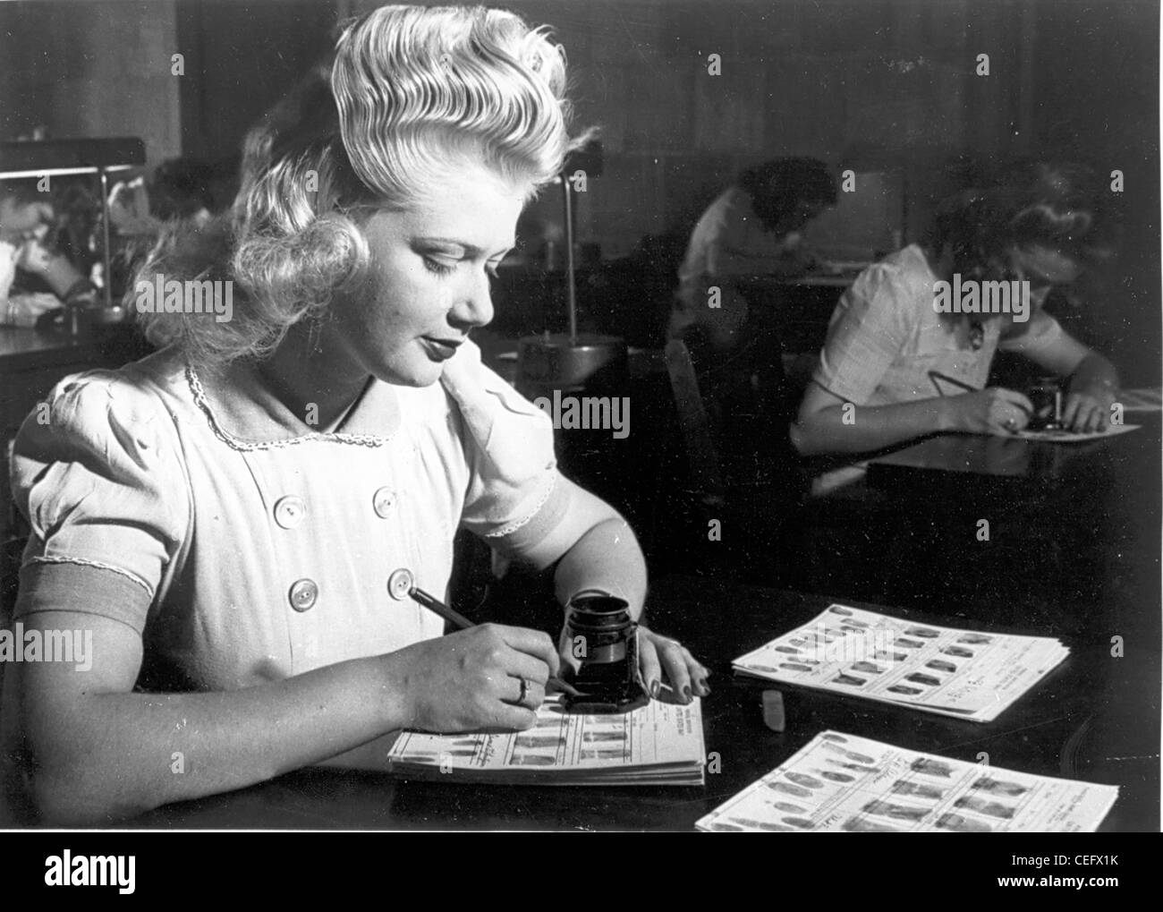 Gli esperti di impronte digitali sono professionisti specializzati nell'identificazione e nell'analisi delle prove di impronte digitali. Il loro lavoro è cruciale nelle indagini penali, nelle scienze forensi e nelle forze dell'ordine, contribuendo a risolvere i casi con l'abbinamento delle impronte trovate sulle scene del crimine. Foto Stock