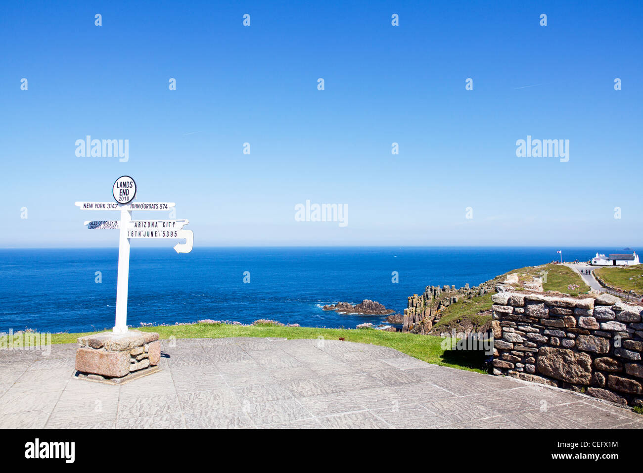 Lands End, Cornwall, Inghilterra firmano a Lands End distanze di puntamento verso altre terre Foto Stock