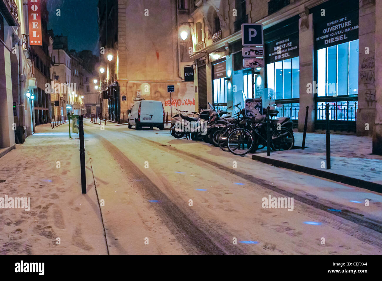 Parigi, Francia, scene vuote di Snow Street, di notte, SCENA INVERNALE Foto Stock