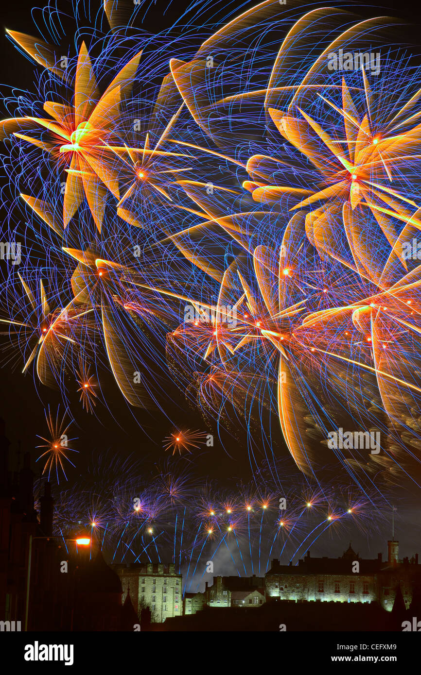 Fuochi d'artificio spettacolari sul Castello di Edimburgo, Scozia celebrando Hogmanay (che è di Nuovo Anno) Foto Stock