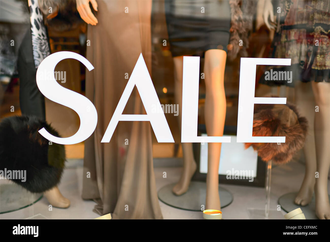Segno di vendita in un negozio di moda finestra. Messa a fuoco selettiva sul lettering. Foto Stock