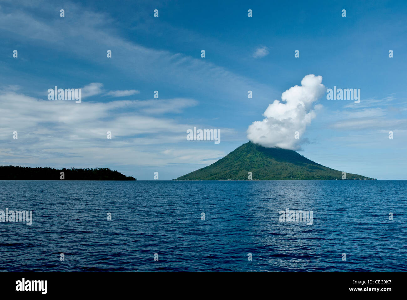 Una vista del Bunaken Marine Park in Nord Sulawesi, Indonesia. Questa isola vulcanica sollevare dalle acque profonde del Mare di Celebes Foto Stock