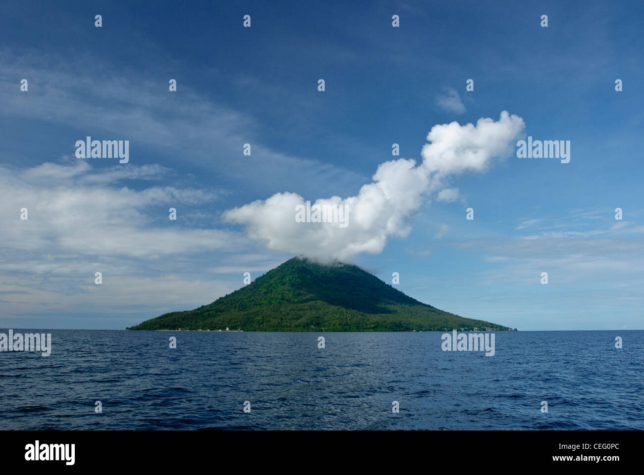 Una vista del Bunaken Marine Park in Nord Sulawesi, Indonesia. Questa isola vulcanica sollevare dalle acque profonde del Mare di Celebes Foto Stock