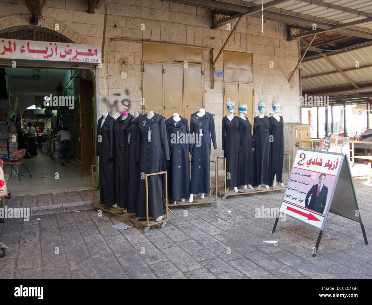Palestina,West Bank,Nablus mercato, Donna negozio di abbigliamento Foto Stock