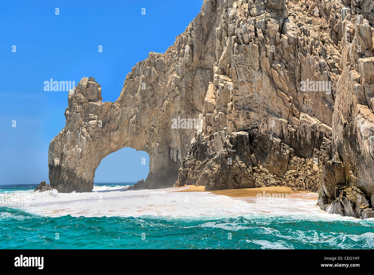 L'arco a Cabo San Luca che è un segno distintivo di formazione di roccia sulla punta meridionale di Cabo San Lucas, Messico. Foto Stock