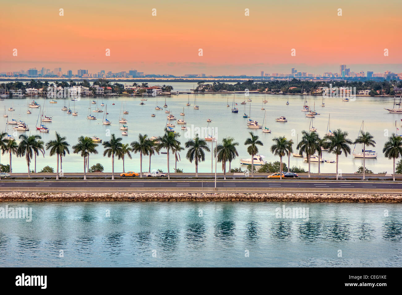 La baia di Miami al di là della General Douglas MacArthur Causeway che collega Miami, Florida a South Beach. Foto Stock
