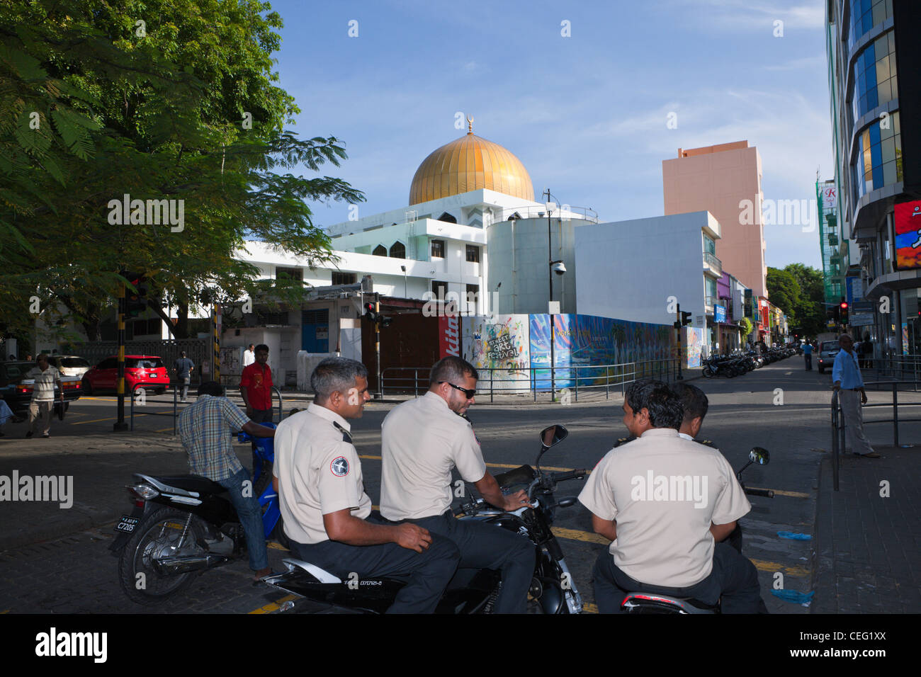 Poliziotti e cupola dorata di maschio principale moschea, Oceano Indiano, Maldive Foto Stock