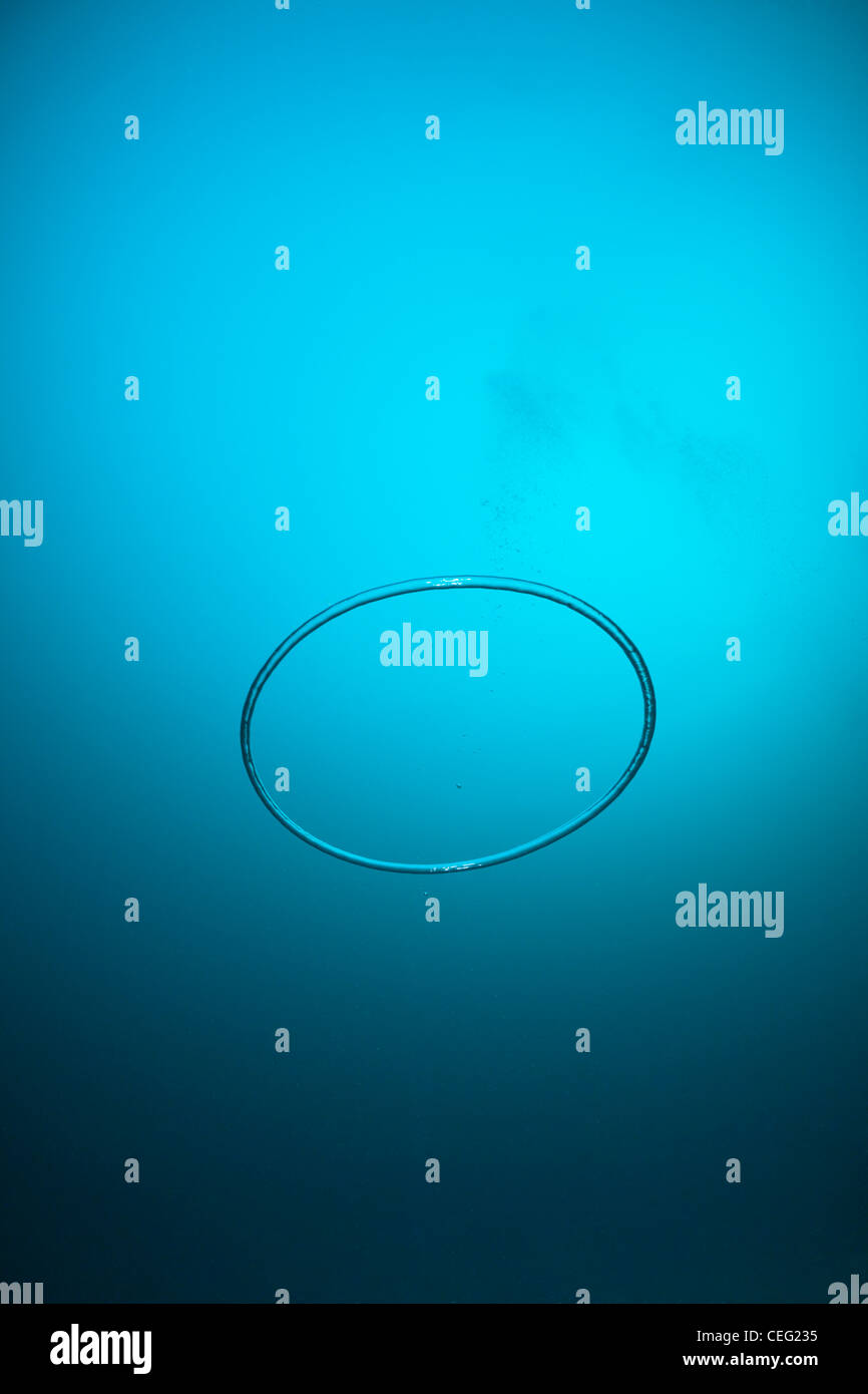 Bolla di subacquea anello realizzato dal subacqueo, Baa Atoll, Oceano Indiano, Maldive Foto Stock