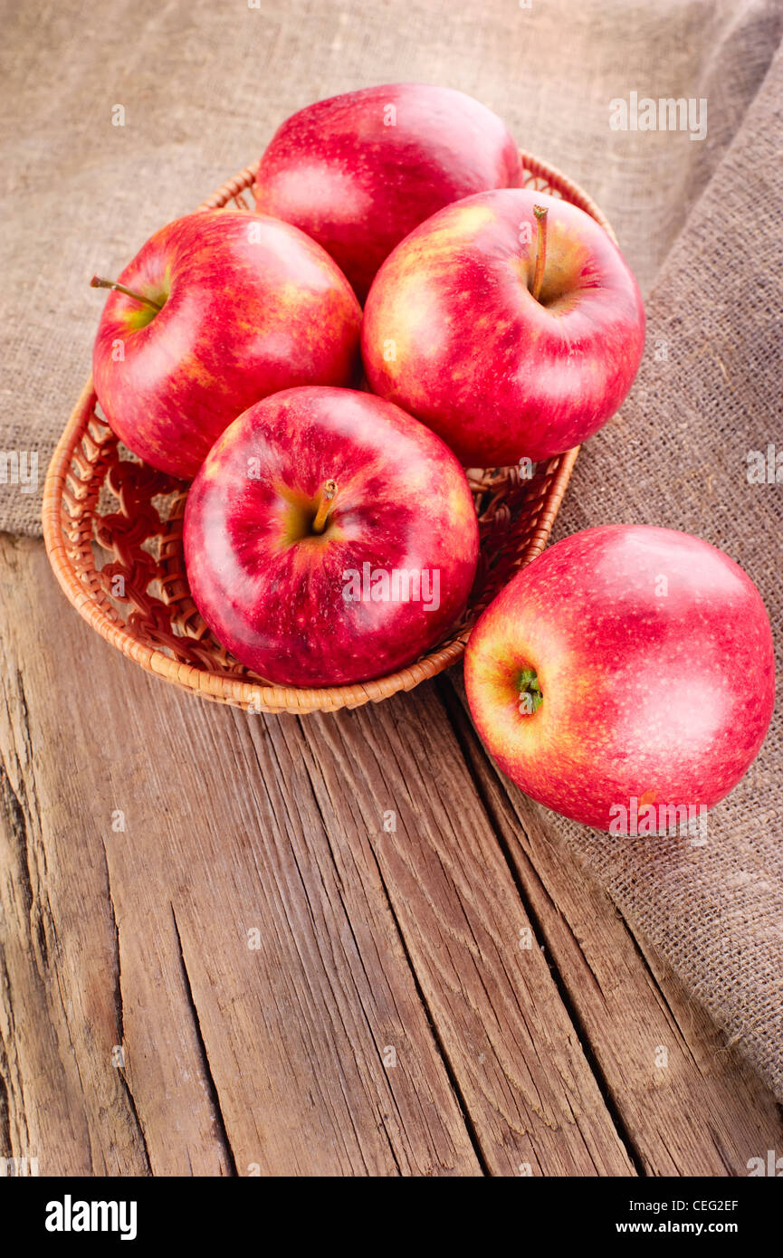 Mela matura frutti sul vecchio tavolo in legno con tovaglia in tela Foto Stock