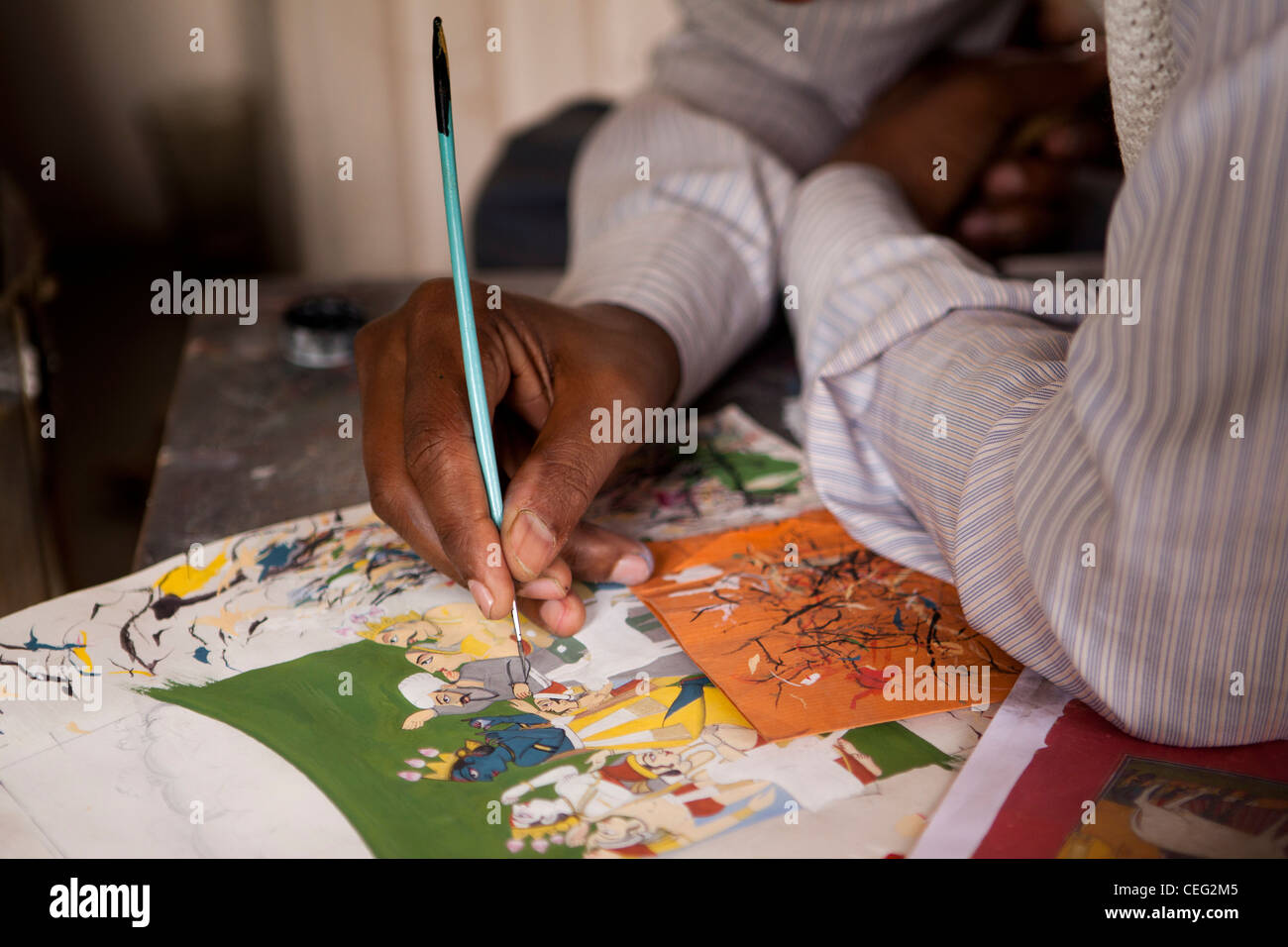 India, Uttar Pradesh, Varanasi, mano dell'artista pittura dettagliata stile Mughal pittura con pennello fine Foto Stock