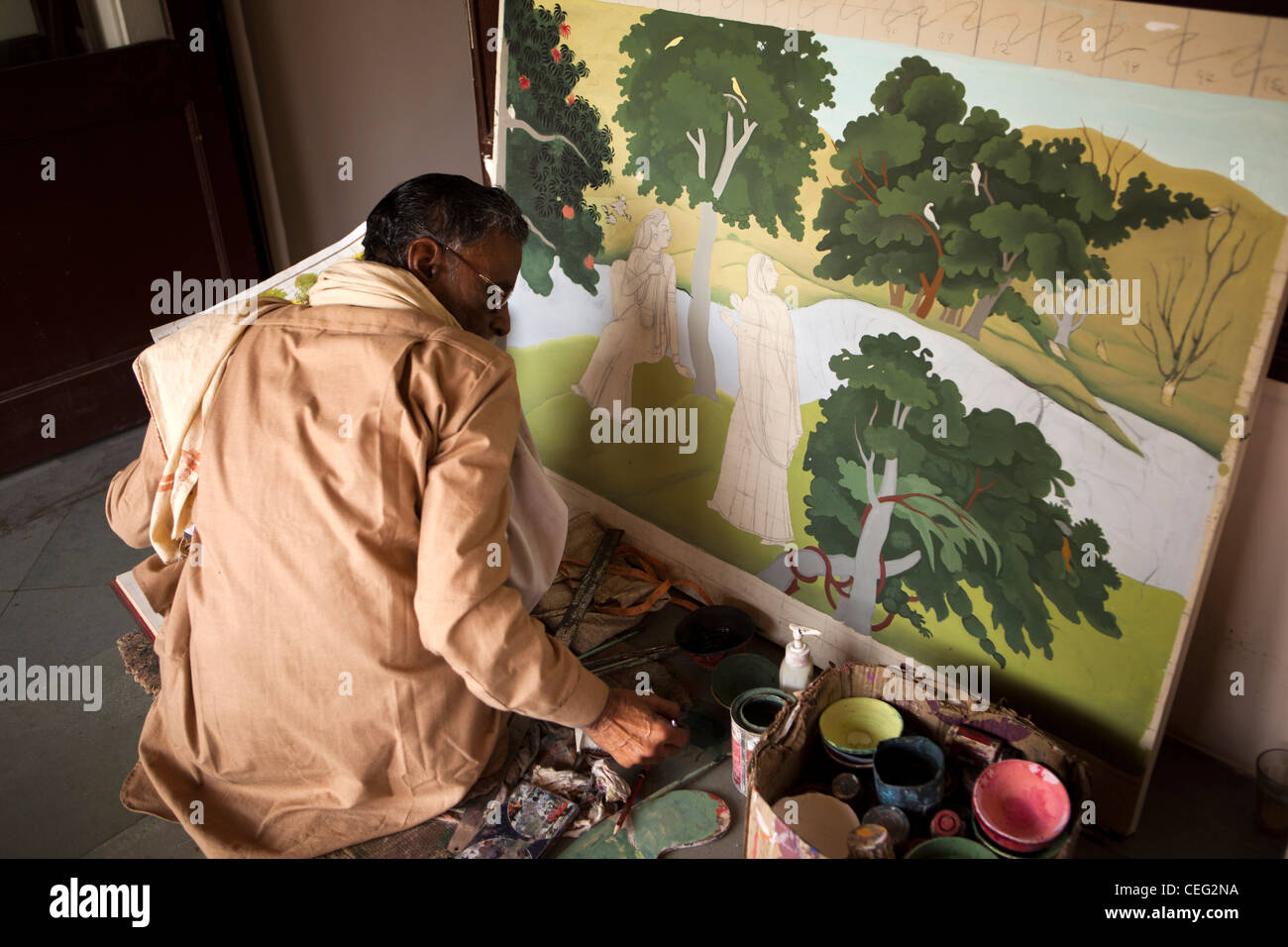 India, Uttar Pradesh, Varanasi, artista pittura grande tela raffigurante tradizionali scena riverside Foto Stock