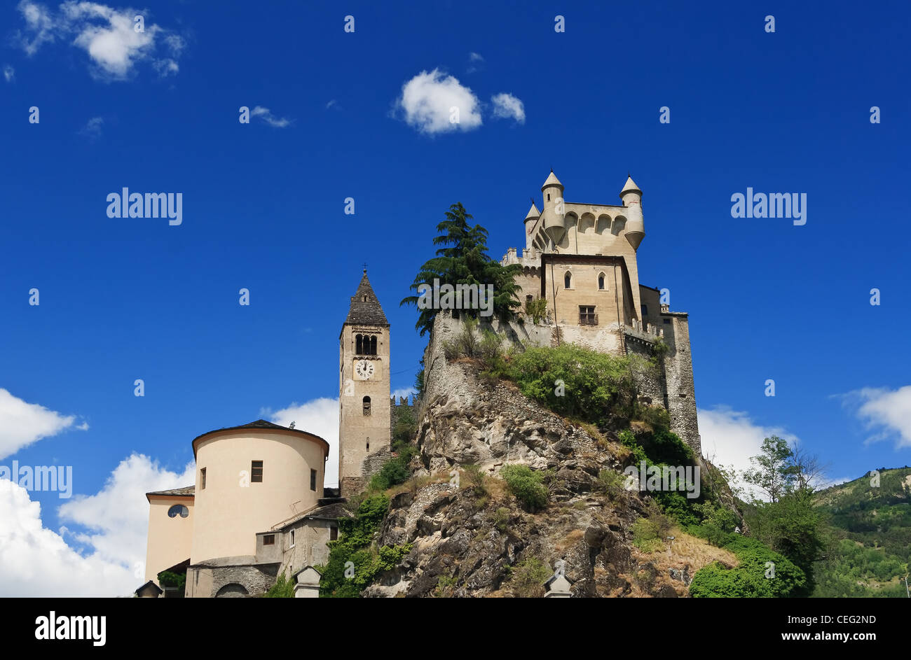 Esterno del Castello di San Pietro e la chiesa in Valle d'Aosta, Italia Foto Stock