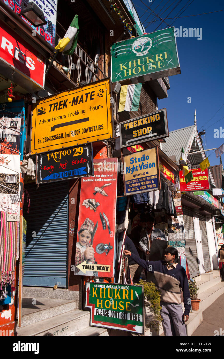 India Bengala Occidentale, Darjeeling, The Mall, negozi che servono i turisti, escursionisti e appassionati di trekking Foto Stock