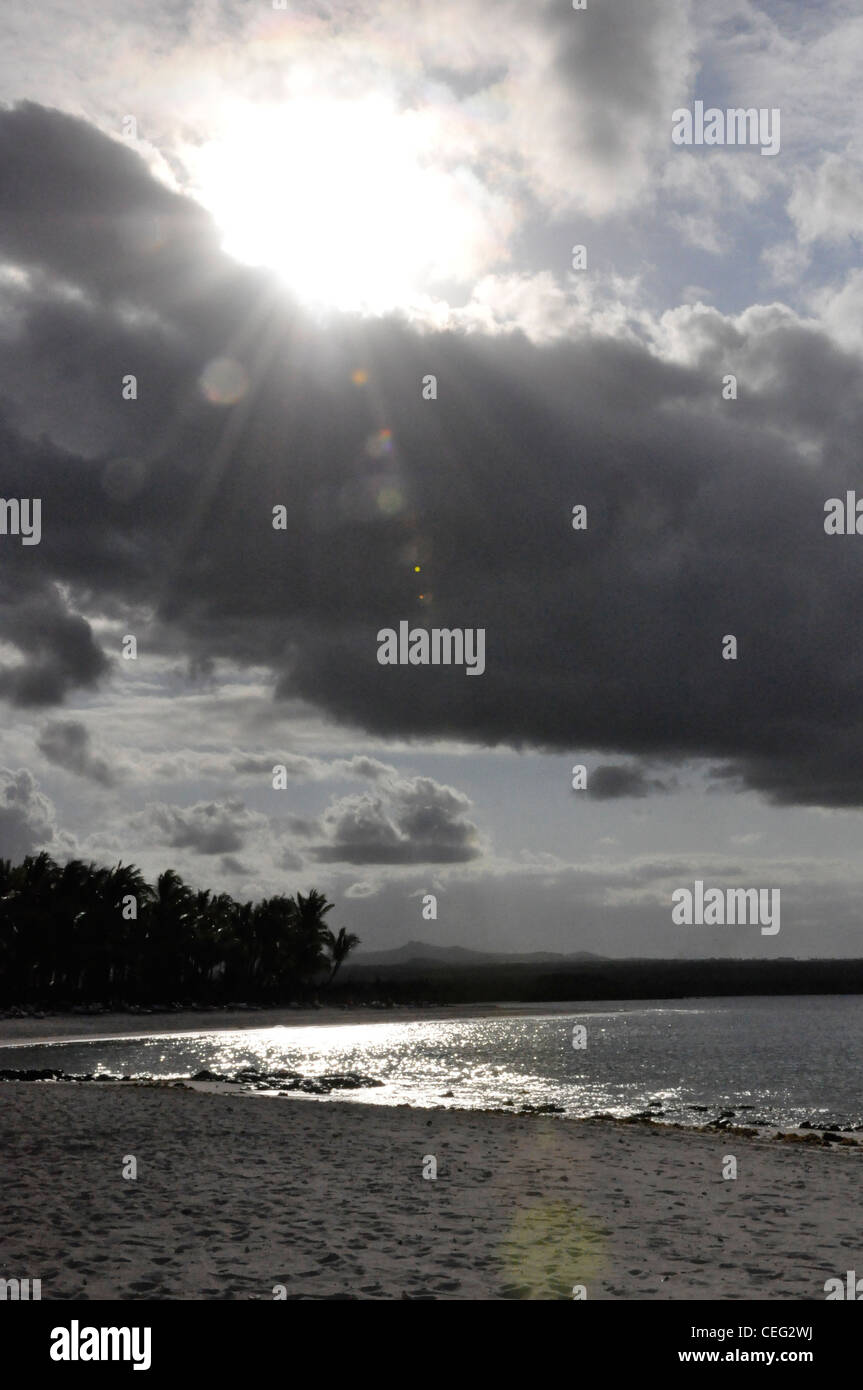 La spiaggia e il mare sun cloud sub tropicale esotico drammatico Foto Stock