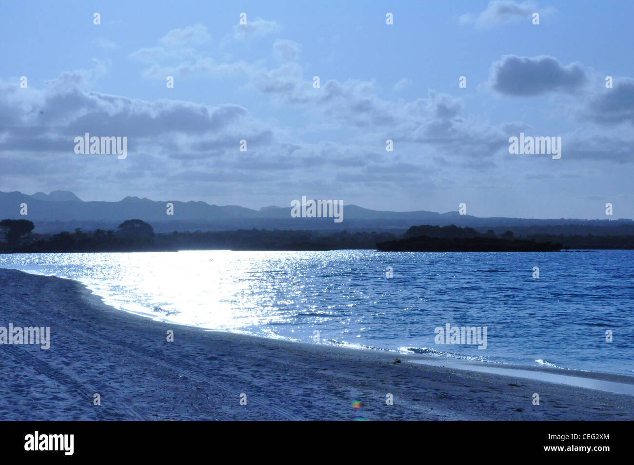 Blue sunrise sub tropicale esotico multi tonal sulla spiaggia, sul mare Foto Stock