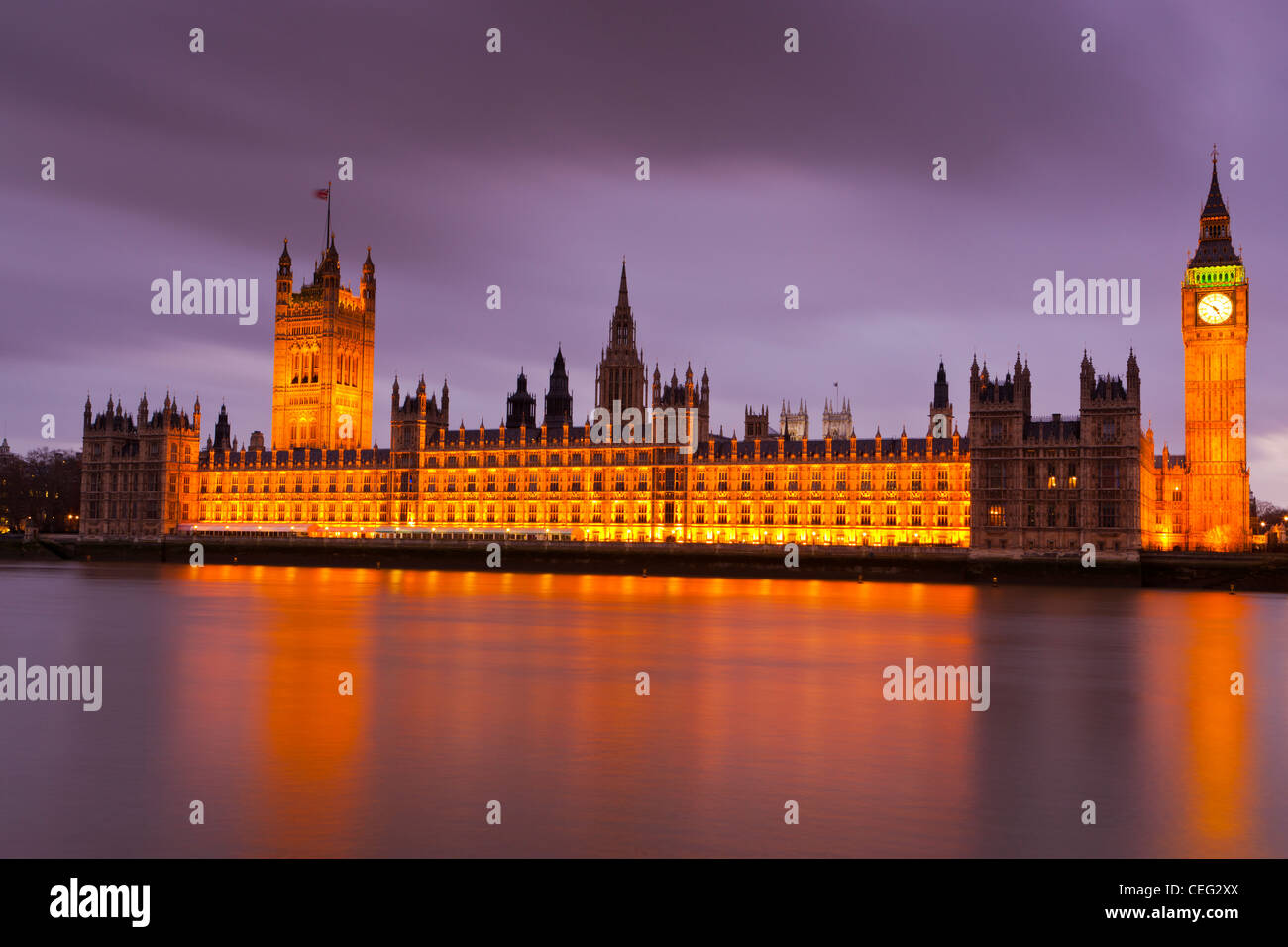 La Casa del Parlamento e il fiume Tamigi, London, England, Regno Unito, Europa Foto Stock