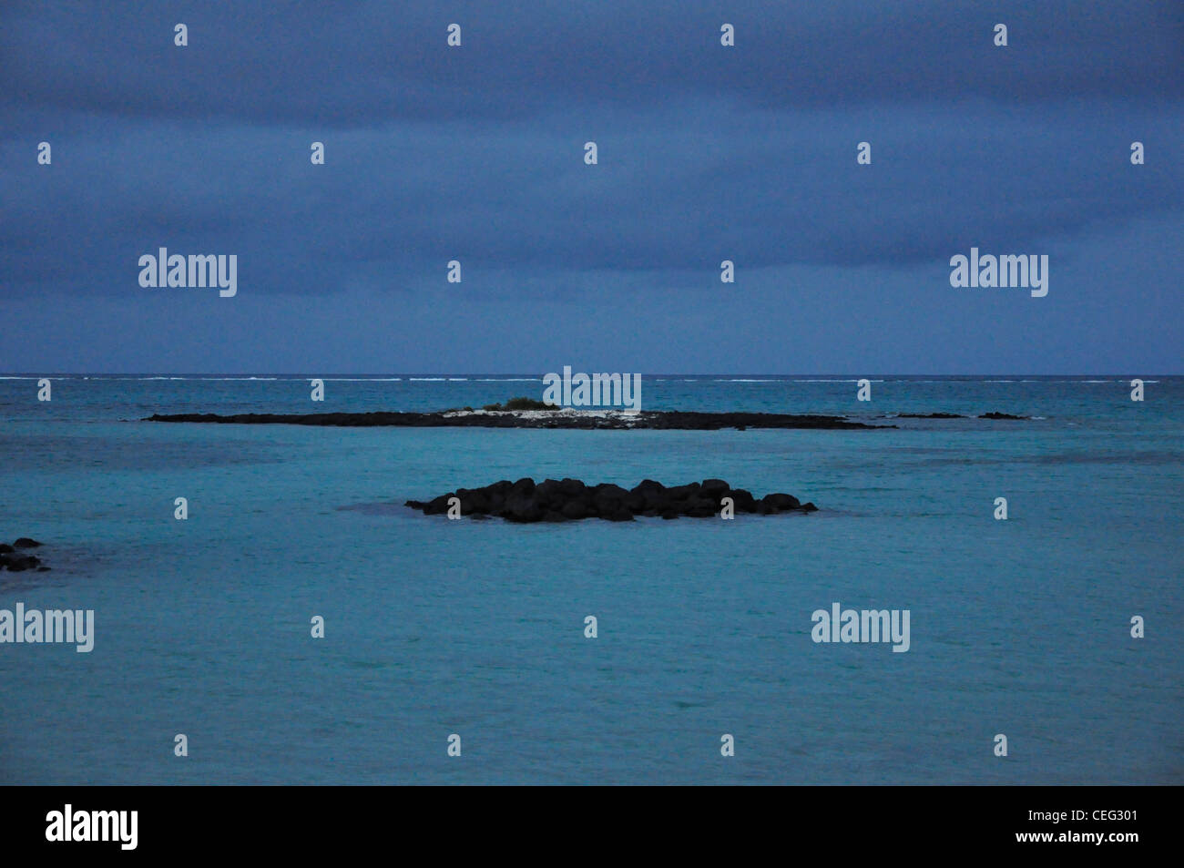 Blue seascape sub tropicale formazioni di roccia vulcanica Foto Stock