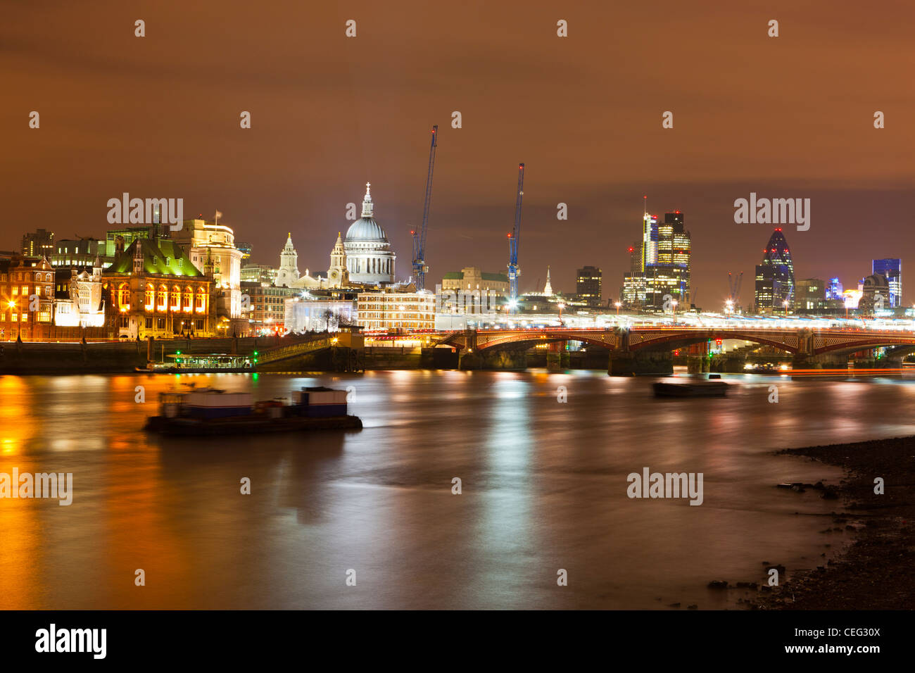 Cattedrale di San Paolo e il fiume Tamigi di notte, Londra, Inghilterra, Regno Unito Foto Stock