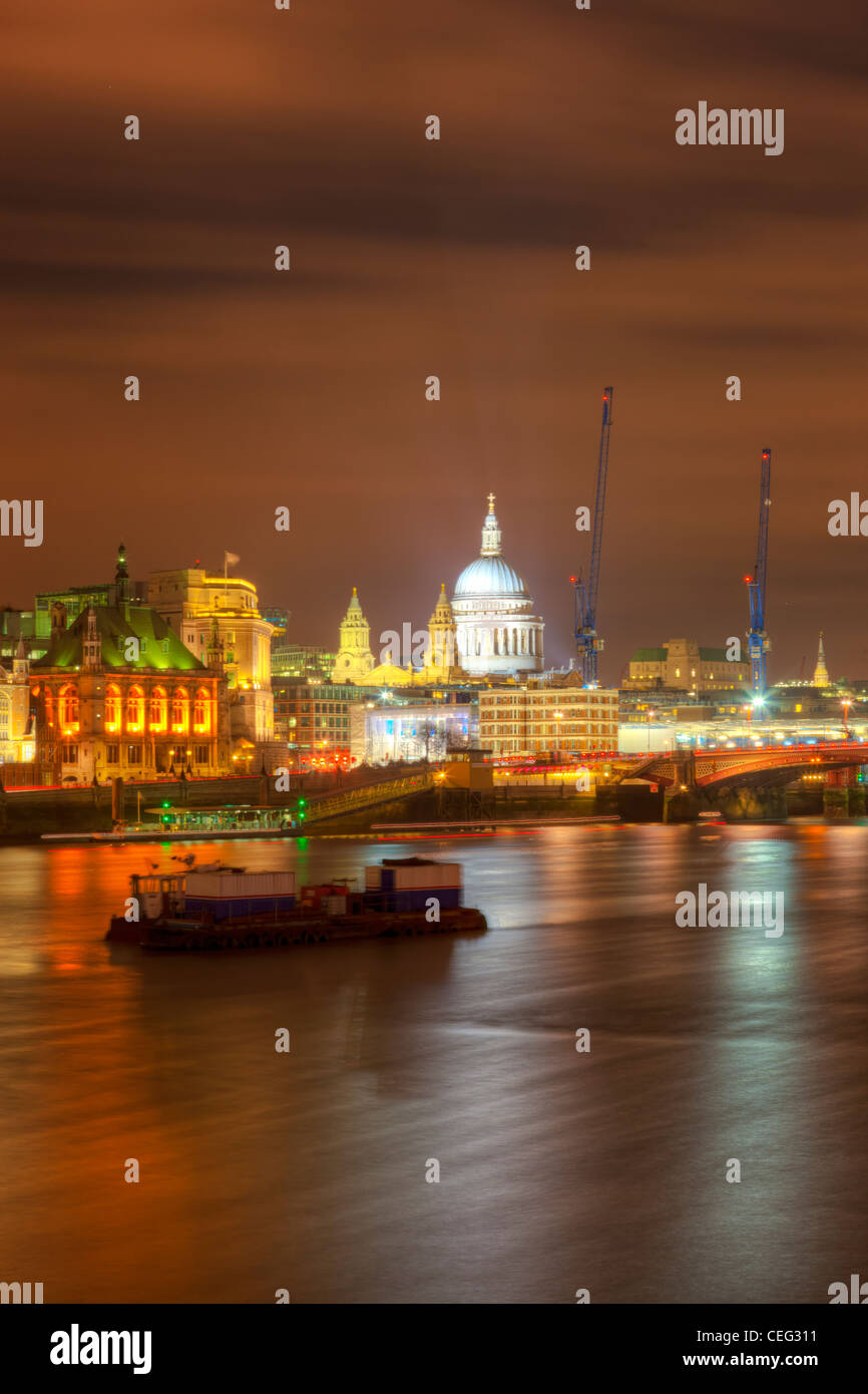 Cattedrale di San Paolo e il fiume Tamigi di notte, Londra, Inghilterra, Regno Unito Foto Stock