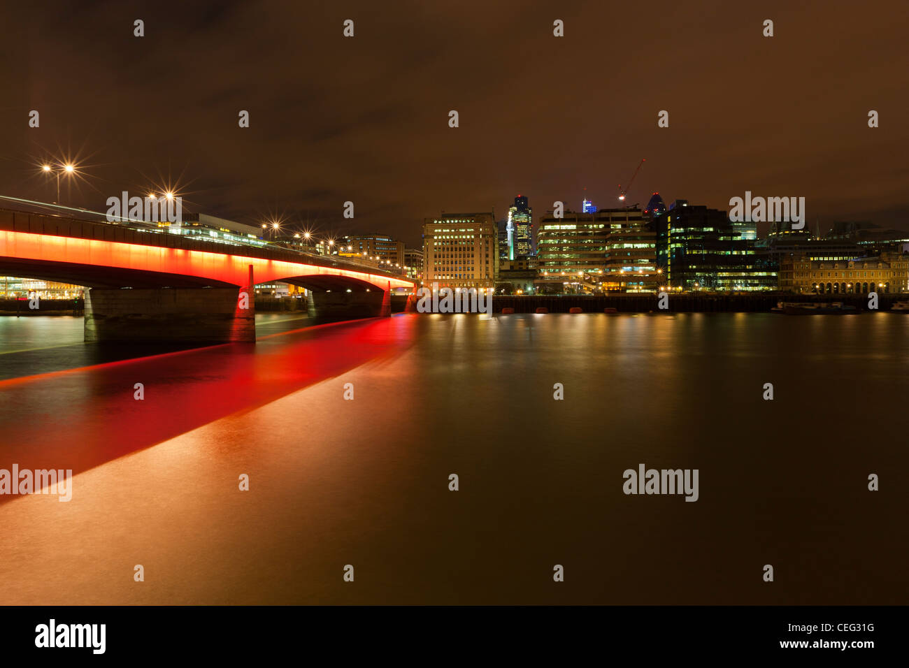 Londra ponte sul fiume Thames, London, England, Regno Unito, Europa Foto Stock