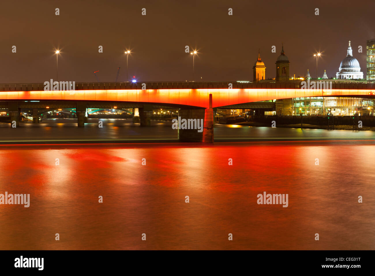Londra ponte sul fiume Thames, London, England, Regno Unito, Europa Foto Stock