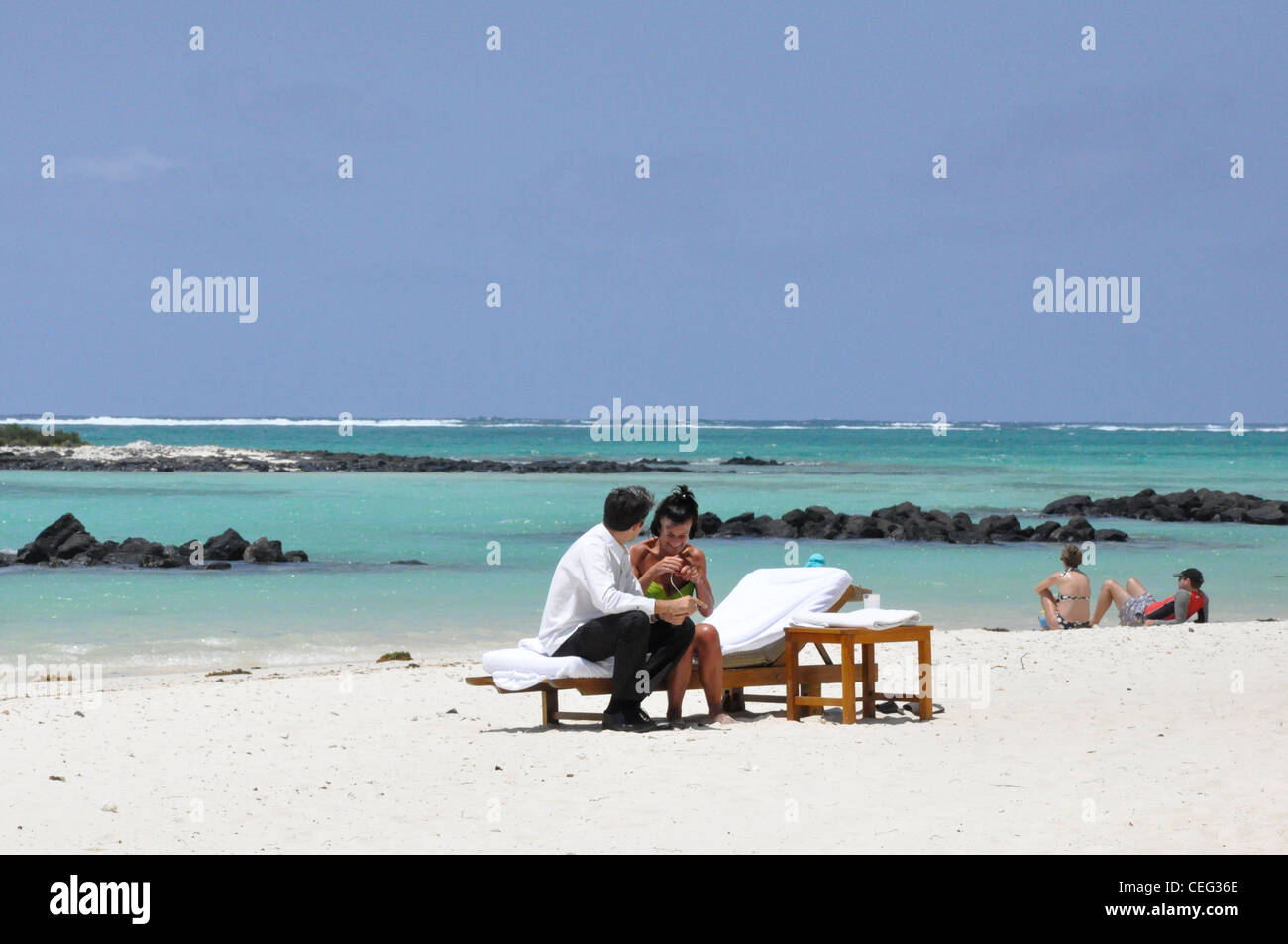 Sole Spiaggia lit Chef con hotel guest a discutere di gastronomia Foto Stock