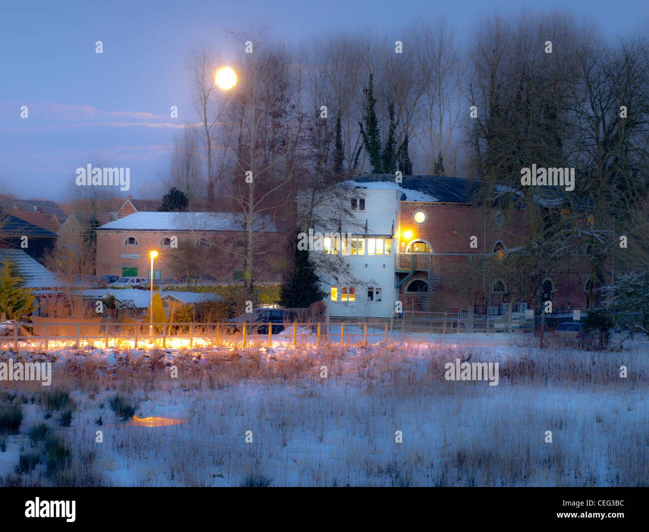 Un paesaggio invernale che mostra Sudbury's Quay Theatre di notte nella neve. Foto Stock