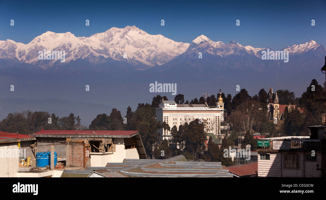 India Bengala Occidentale, Darjeeling, picchi di Kangchenjunga, al di là di nuova costruzione Gorkha centro culturale Foto Stock
