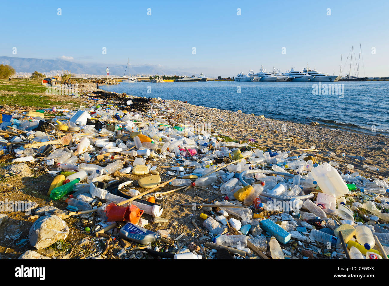 Immondizia sulla spiaggia, Faliro, Pireo, in Grecia, in Europa Foto Stock
