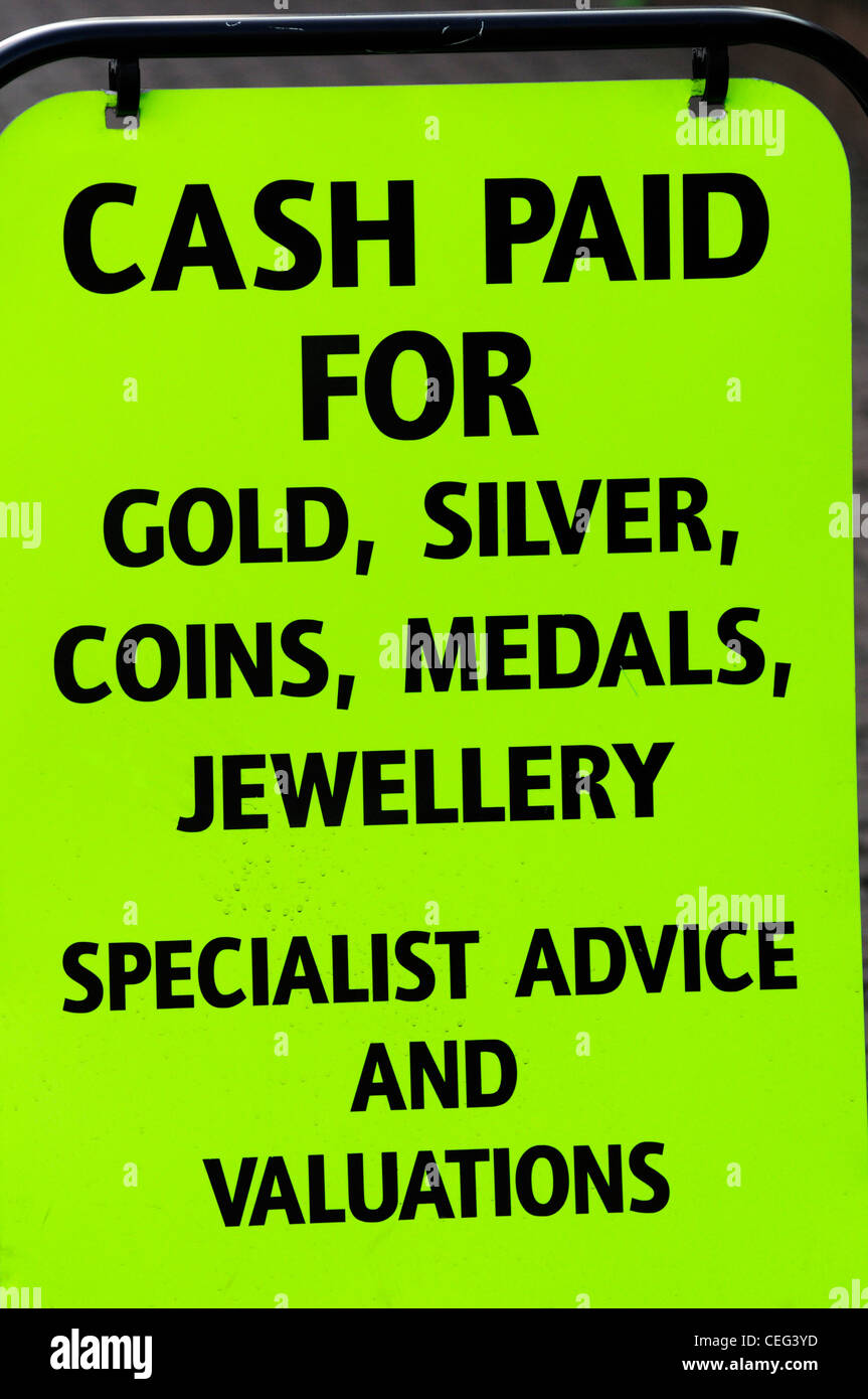 Pagamento in contanti per Oro, Argento, monete, medaglie, gioielli, Pawnbrokers segno, Cambridge, Inghilterra, Regno Unito Foto Stock