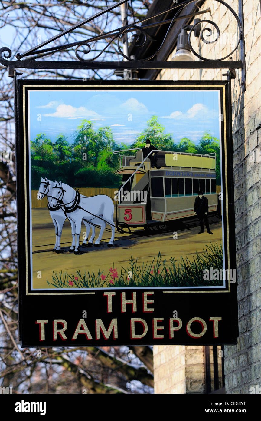 La fermata del tram Depot Pub segno, East Road, Cambridge, Inghilterra, Regno Unito Foto Stock