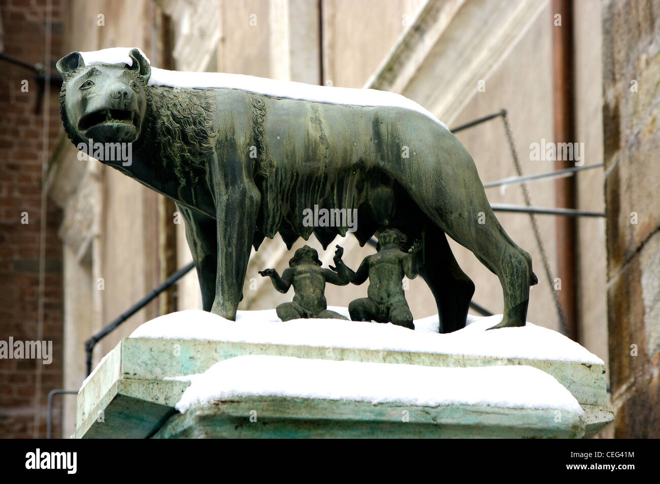 Roma sotto la neve - Etrusca scultura in bronzo di lupo capitolino con Romolo e Remo dopo una insolita tempesta di neve Foto Stock