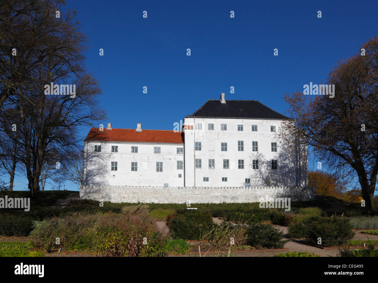 Il castello medievale Dragsholm, risalente al 12th secolo e apparentemente infestato, si trova a Hørve, nella parte nord-occidentale della Zelanda, in Danimarca. Ora un ristorante e un hotel famosi Foto Stock