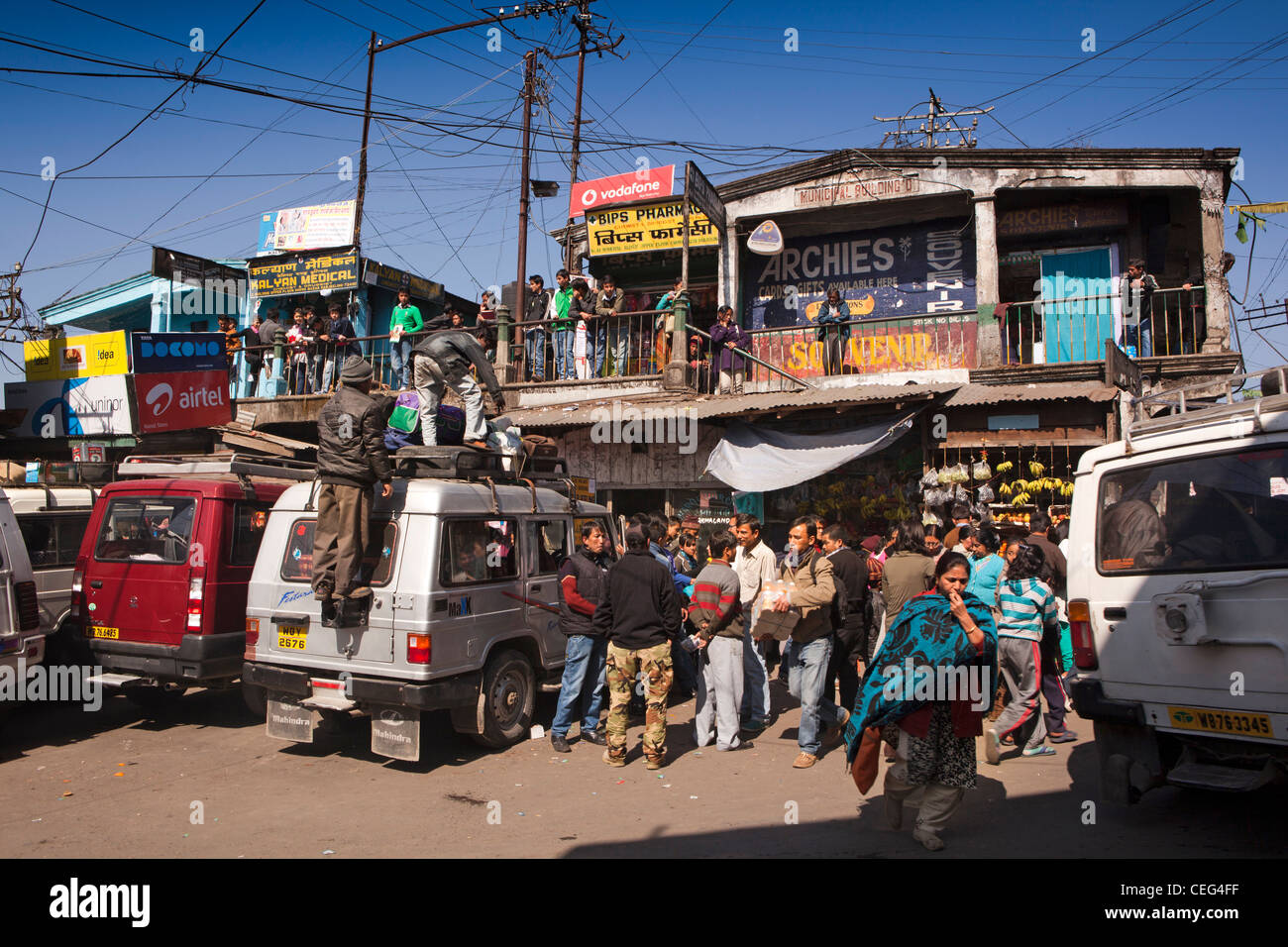 India Bengala Occidentale, Darjeeling, Chowk Bazaar, jeep stand, condividere i taxi in attesa per i passeggeri Foto Stock