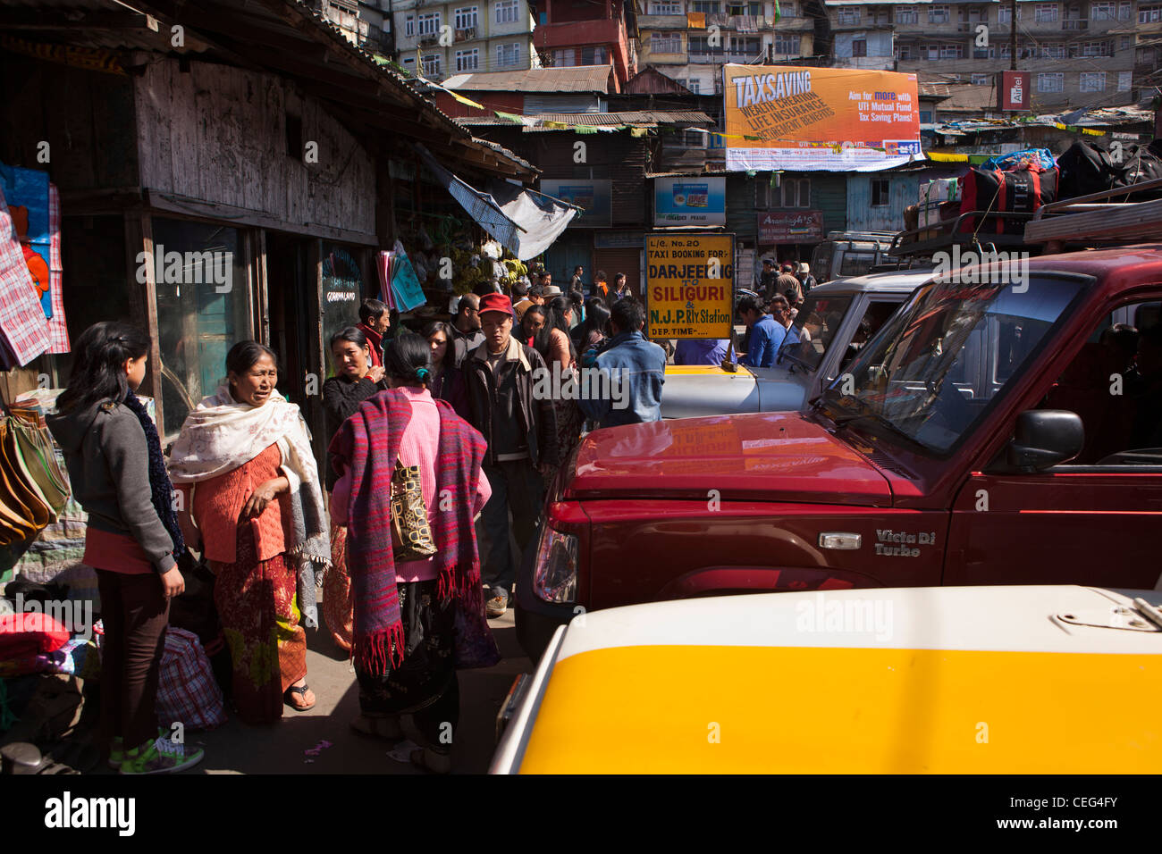 India Bengala Occidentale, Darjeeling, Chowk Bazaar, jeep stand, condividere i taxi in attesa per i passeggeri a Siliguri Foto Stock