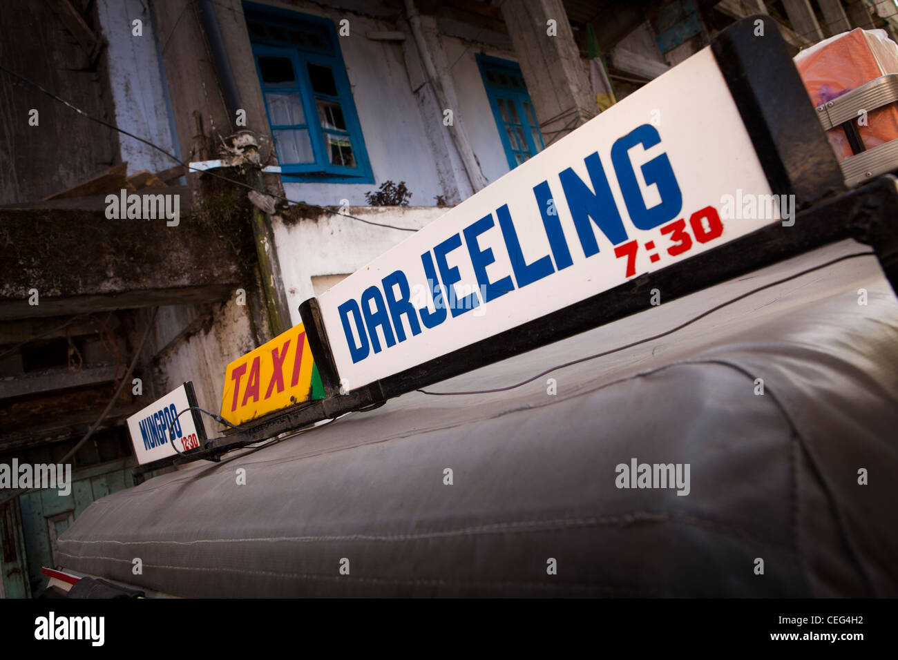 India Bengala Occidentale, Darjeeling, Chowk Bazaar, taxi segno sulla sommità del collettivo di risciò a Mungpoo Foto Stock