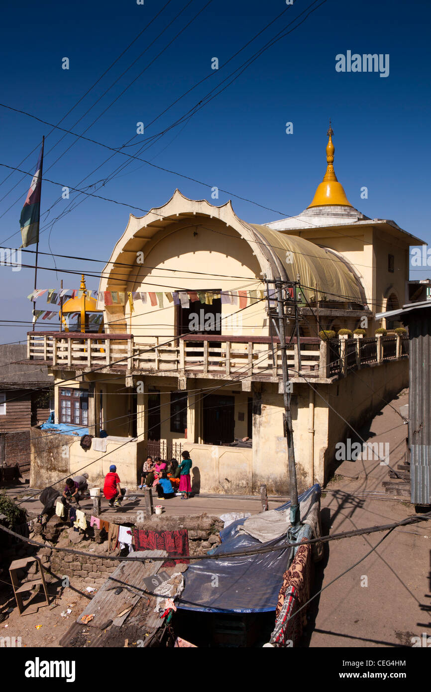India Bengala Occidentale, Darjeeling, Chowk Bazaar, casa con tempio buddista e chorten sul tetto Foto Stock