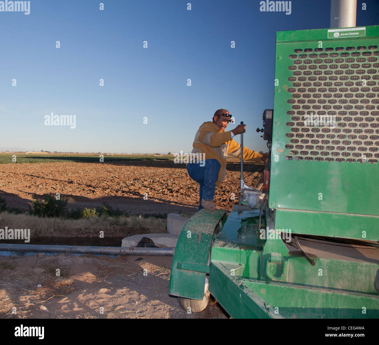 Farmworker irriga i broccoli campo nella Valle Imperiale Foto Stock