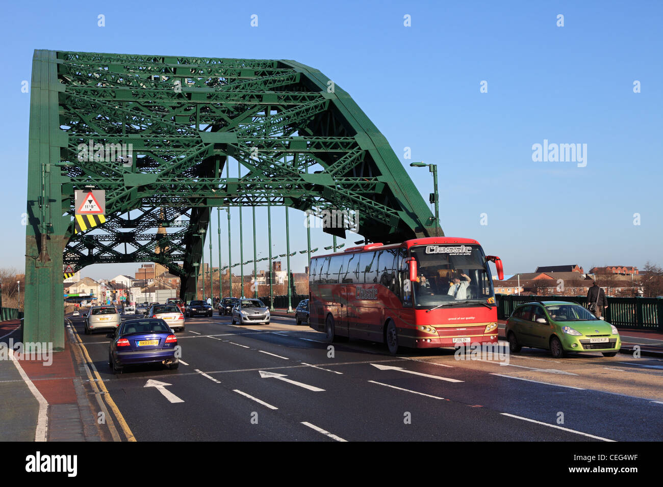 Il traffico che attraversa Wearmouth ponte stradale Sunderland North East England Regno Unito Foto Stock