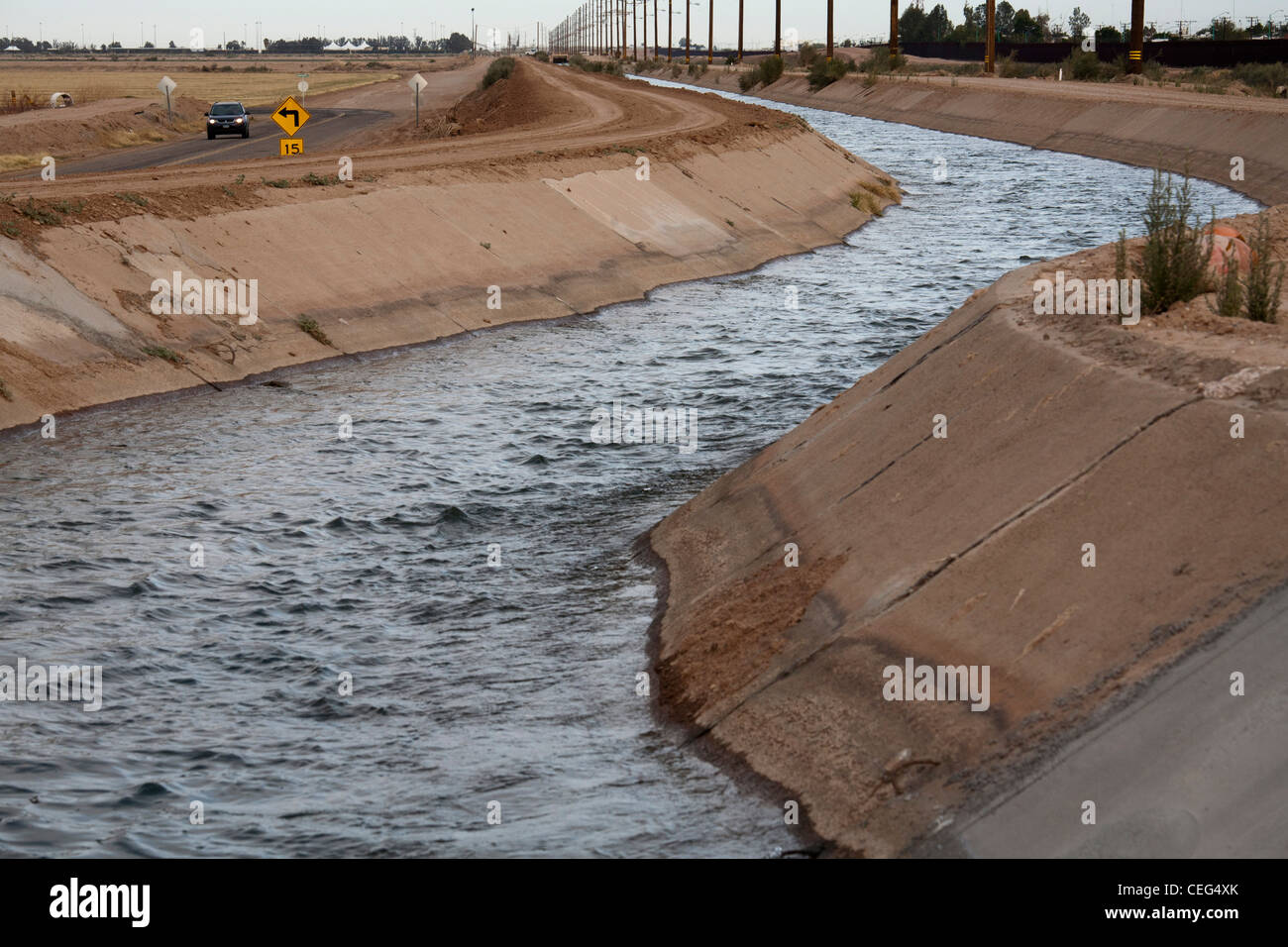 Calexico, California - un ramo del canale All-American porta acqua dal fiume Colorado per irrigare la Valle Imperiale. Foto Stock