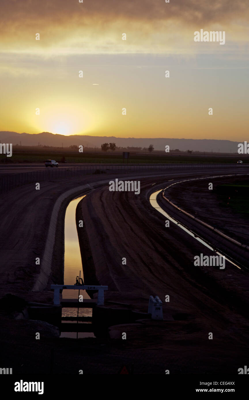 Calexico, California - Canali portare acqua dal fiume Colorado per irrigare la Valle Imperiale. Foto Stock