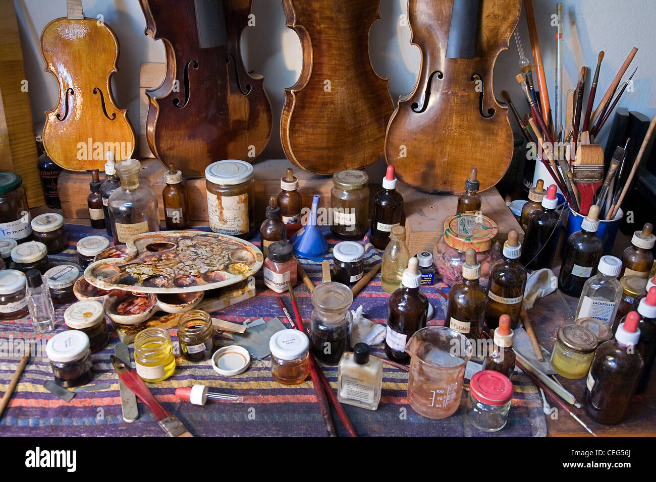 Violino officina di riparazione e maker tavolo da lavoro, Salisburgo, Austria Foto Stock