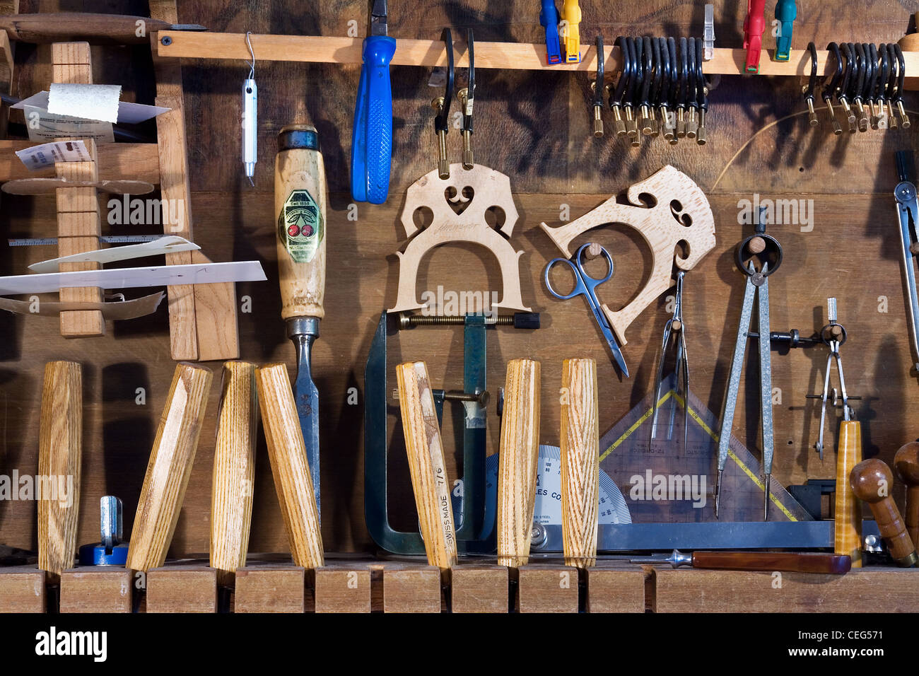 Violino officina di riparazione e maker rack. Salisburgo, Austria Foto Stock