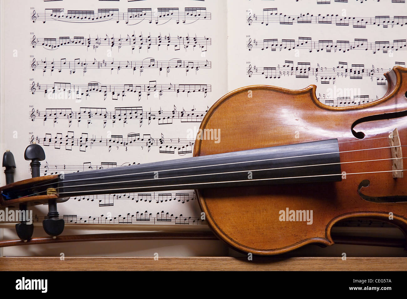 Uno strumento in un violino officina di riparazione e maker, Salisburgo, Austria Foto Stock