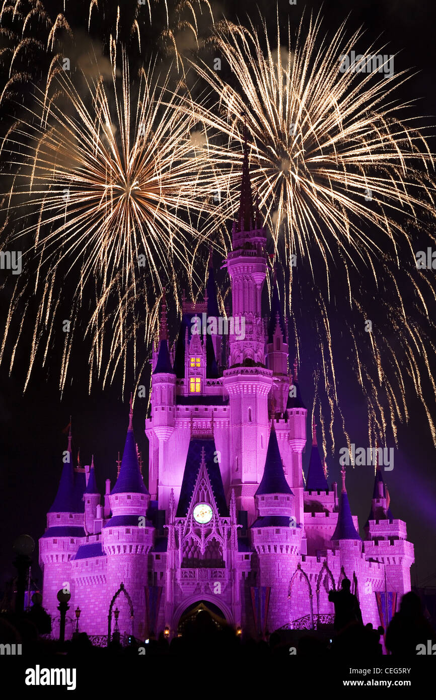 Spettacolo di fuochi d'artificio su Sleeping Beauty il castello a ora di chiusura, Disney, Orlando, Florida, Stati Uniti d'America Foto Stock